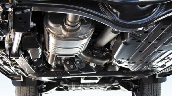 Ако колата е навън, добра мярка е да напръскате небоядисаните елементи отдолу с WD-40 или друг подобен препарат. Внимавайте обаче да не пръскате ремъци и маркучи, както и накладки и спирачни дискове. 
