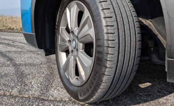 Опасно е да оставяте за дълго колата си с недостатъчно напомпани гуми. Колекционерите на олдтаймери обикновено дори ги повдигат с крикове, когато предвиждат дълъг период без експлоатация. 
