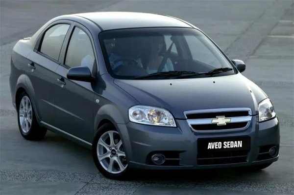 Цилиндровият блок е чугунен. Клапаните са разположени V-образно, по два впускателни и изпускателни на цилиндър. Разпределителните валове са с верига. Изобщо налице са всички условия за малък, неособено мощен (106 конски сили), но и работещ при слаби натоварвания мотор, който може да изкара дълго. Веригата все пак трябва да се смени на около 200 - 250 хиляди километра. 
