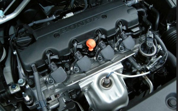 Японците отдавна се славят с високооборотните си турбомотори. Но в гамата им има и един доста по-прост - и доста по-дълговечен - двулитров мотор без принудително пълнене. Произвежда се от 2006 година насам и ще го откриете в Civic, Accord и в най-търсения модел на Honda на българския вторичен пазар - кросоувъра CR-V. 
