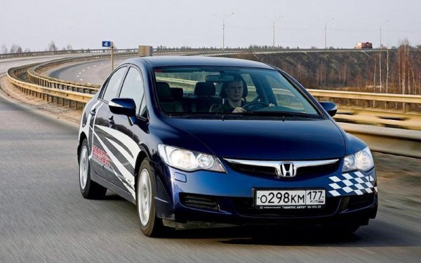 Този двигател е с алуминиев блок на цилиндрите и в някои варианти развива до 155 конски сили максимална мощност. Но въпреки това ресурсът му спокойно достига 500 000 км. Има един разпределителен вал, задвижван с верига. За регулирането на фазите отговоря системата i-VTEC. Минус е само, че в газоразпределителния механизъм няма хидрокомпенсатори, затова се налага на всеки 70-80 хиляди километра да се прави реглаж на клапаните. 
