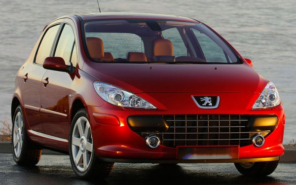 Този двигател е доста често срещан по българските пътища - има го в Peugeot 206, 307, 408 и Partner, а също така и в Citroen С4 и C-Elysee. Надежден го правят простичките технически решения и ниската степен на сгъстяване. Трябва единствено да внимавате за редовната и добре извършена смяна на ремъка. Друга особеност е, че в ръководствата за експлоатация на някои от тези модели се препоръчва смяна на масло на 20 000 километра. Това е на практика смъртна присъда за двигателя. Сменяйте маслото на 8-10 хиляди километра, и този мотор ще ви служи наистина дълго. 
