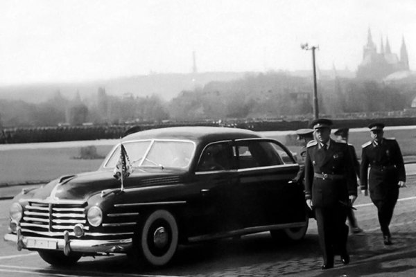 В предвоенните години върховият модел на Skoda е тогавашният Superb - първата кола на компанията с V8 и със задвижване на четирите колела. През 1949 производството на остарелия вече Superb спира, но компанията трябва да осигури нов представителен автомобил за нуждите на партийната върхушка в ЧСФР. 
Така се ражда VOS - съкращение от Vl&aacute;dn&iacute; Osobn&iacute; Speci&aacute;l, специален модел за правителствени лица. 
