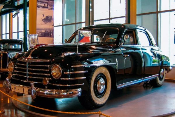 И, естествено, за партийните другари е предвидено най-доброто. Двигателят тук не е 4-литров като при стария Superb, а 5.2-литров, взет от камиона Praga N4T. В бронирания си вариант VOS тежи 4.4 тона. В началото на 50-те са произведени стотина бройки, които возят двама президенти на Чехословакия - Клемент Готвалд и Антонин Запотоцки. 
