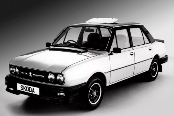 Всъщност тази Skoda едва ли ви е непозната - тъкмо напротив. Става дума за добрата стара 105, 120 и 125. Само че опитите на Skoda да осигури конвертируема валута я подтикнаха навремето да продава този модел във Великобритания - с доста подобрения, недостъпни за купувачите от България и другите страни от соцлагера, и под името Estelle. 
