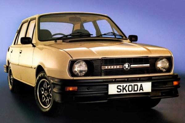 И този модел е жертва на икономическите затруднения на Източния блок - по оригинален замисъл той трябва да направи голяма крачка напред към конструкция с предно предаване. Но заради високите разходи проектът е изоставен и 120 си остава със задно предаване и задно разположен двигател, като по-старата S100/110. В България я помним като най-тихата и елегантна кола по улиците през 80-те, но и като доста деликатна и чуплива машина. 
