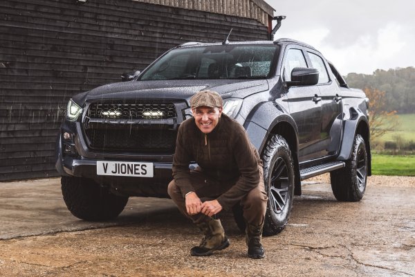 През 2023 година за снимките на новото си телевизионно шоу, излъчено по Discovery Channel, Вини Джоунс избра Isuzu D-Max AT35, оборудван с премиум аксесоари. 4x4 пикапът разполага с 1898 куб. см четирицилиндров турбо дизелов двигател, способен да достави 163 к.с. и 361 Нм въртящ момент. D -Max Arctic Trucks ускорява от 0 до 100 км/ч за 12,7 секунди и достига максимална скорост от 180 км/ч. Изборът е между шестстепенна механична  или автоматична скоростна кутия с по шест предавки.