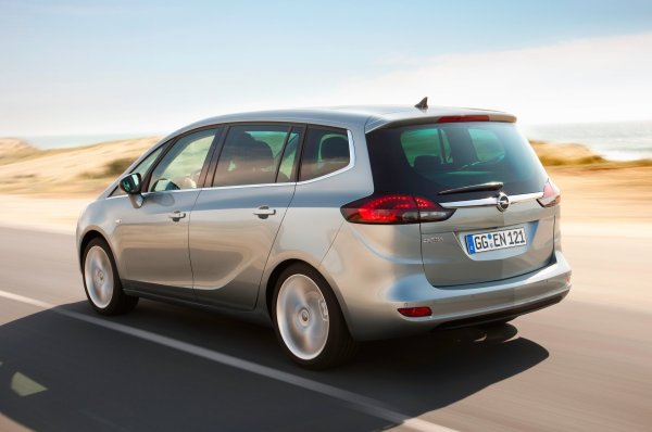 Дизелите 1.7 (110, 125 к.с.) и 1.9 (120, 150 к.с.) са чугунени агрегати от „старата школа“, надеждни и с експлоатационен живот 400 000 км. Мощността им зависи от поколението - по-ранните екземпляри също имат осемклапанови двигатели.
 
Проблемите при дизеловите двигатели са предимно свързани с тяхната възраст и се появяват на около 200 000 км. Често те са свързани с вихровите клапи (особено при по-големия мотор), като ремонтът в случая не само е скъп, но и сравнително труден.
