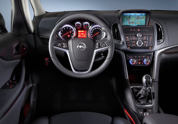 Всички двигатели 1.6 и половината 1.8 са комбинирани с несполучлива ръчна скоростна кутия F17. Бързото износване на лагера на вторичния вал води до повреда на вала, корпуса и диференциала, който сам по себе си е доста крехък. Колко бързо се уврежда тази скоростна кутия зависи основно от начина на шофиране.

Проблемът с лагерите е присъщ и на по-здравата скоростна кутия M32, която е свързана с бензиновия 2.2 мотор и дизеловия 1.9. Opel mостоянно s модернизира, по-късните версии са много по-надеждни. Във всеки случай се препоръчва и при двете кутии маслото да се смяна на всеки 50 000 км.
