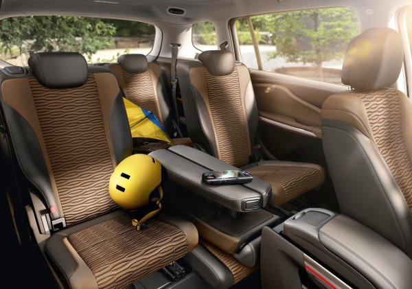 Хидравличните автомати се предлагат само в комбинация с 2.2 бензинов двигател и с дизеловите мотори. Първият е с архаичен и непретенциозен четиристепенен агрегат Aisin AW50–40LN, с издръжливост 400 000 км. Вторият вариант има шестстепенна Aisin TF‑80SC, която страна от уязвимо тяло на клапана, запушен топлообменник. Ресурсът е около 300 000 км.

Еднодисковият „робот“ EasyTronic е създаден на базата на F17 - неговите недостатъци включват електронни повреди, нисък живот на съединителя и задвижващия механизъм и просто рязка работа. Издържа 250 000 км.
