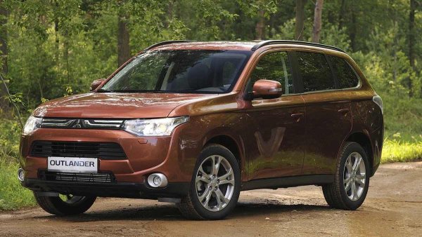 Години на производство: 2012-2021

Среден пробег до сериозен ремонт: 220 000 км

Всички недостатъци на третото поколение на Outlander, като посредствената боя и странната ергономичност, напълно се компенсират от просторния интериор и от надеждността на основните компоненти и възли. Те рядко поднасят неприятни изненади, а ако това се случи, значи са отдавна проучени и могат да се поправят. Това важи и за кормилното управление.

