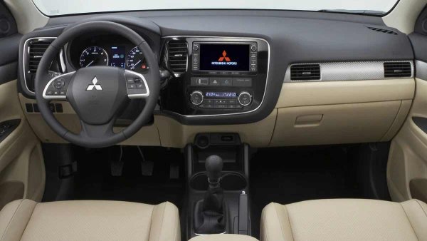 Ако внезапно чуете леко почукване, не се тревожете. Това е по-скоро дизайнерска характеристика, отколкото признак за повреда. Такива звуци рядко се появяват и обикновено не влияят на работата на системата.

Кормилната рейка е здрава и по прилични пътища може да издържи 220 000 км. Щангите и накрайници издържат по-малко - ресурсът им обикновено е 120-140 000 км, особено ако кросоувърът често се движи по черни пътища. Електрическият сервоусилвател на волана не е склонен към капризи, няма внезапни изключвания или сериозни повреди.
