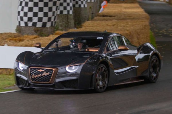 Повечето коли в тази класация имат невероятен външен вид, но Hispano Suiza Carmen Boulonge е уникален! Изчистени линии и широко „лице“. Това е най-специалният модел на Carmen с нелоша цена.

Boulogne е снабден с 1114 конски сили и качва стотака за по-малко от 2,6 секунди. Батерията е Т-образна и действа като TMD – осигурява стабилност и обира вибрациите.  Предвидете пробег около 402 километра.
