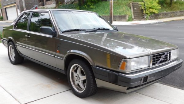 Този автомобил е не само проектиран, но и изработен от Bertone в Италия. На теория е базирано на Volvo серия 700, но всъщност абсолютно всички панели са различни, да не говорим за радикално преработения от италианците интериор.