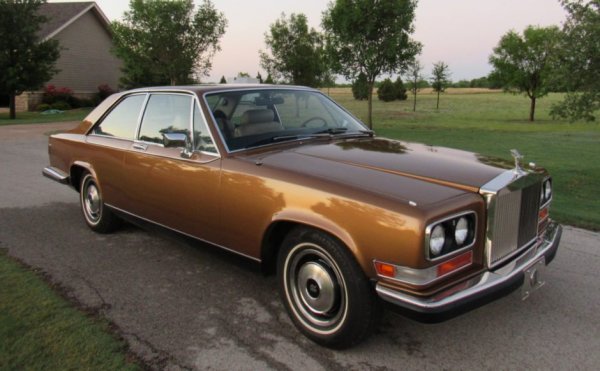 Мнозина смятат това за най-грозния Rolls-Royce в историята - което е странно, защото дизайнът е дело на самия Пининфарина. През 70-те това купе бе най-скъпият сериен автомобил в света, с цена от 171 000 долара - над милион в днешни пари. Само 531 бройки бяха произведени. Camargue бе и първият автомобил с двузонов климатик.