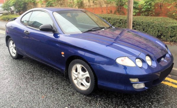 Познат на някои пазари като Tiburon (испанската дума за акула), този модел и днес се радва на популярност в България. Първото поколение бе със странния "четириок дизайн", докато второто вече предлагаше по-елегантен фасон, както и 2.7-литров V6 за най-наточените версии. 