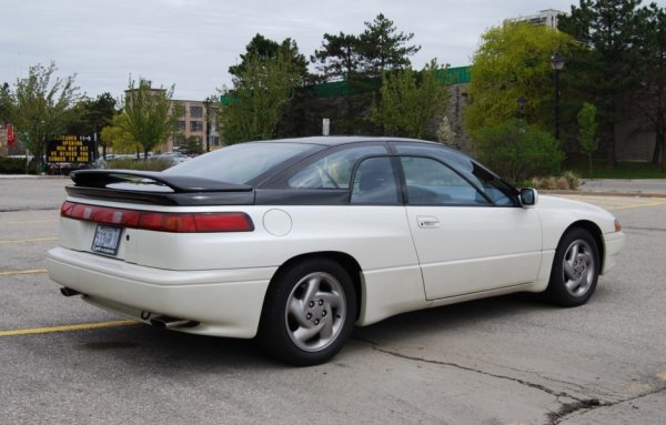 В сравнение с грубоватите, ъгловати седани, които Subaru предлагаше дотогава, това купе изглеждаше като пришълец от друга галактика. Технологията също бе напредничава: 3.3-литров боксер с 230 коня, 4-степенен автоматик и задвижване на четирите колела. Колата имаше прецизно управление и в същото време приличен комфорт на возене. Но тя бе толкова различна от останалите модели на компанията, че изобщо не привлече традиционните купувачи на Subaru.