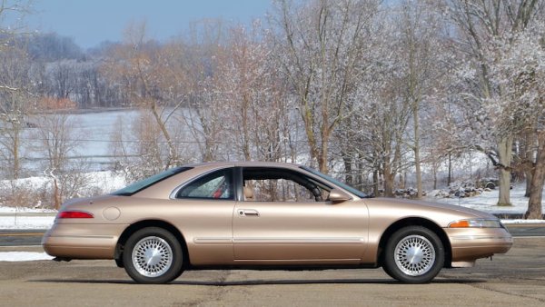 Когато се появи в началото на 90-те, тази кола бе изпреварила времето си. Имаше дискови спирачки с ABS на четирите колела, компютърно контролирано адаптивно окачване, и първата DOHC версия на алуминиевия V8 двигател на Ford. После Lincoln добави ксенонови светлини и неонова светеща лайстна отзад. Но и това не убеди публиката да си го купува. 