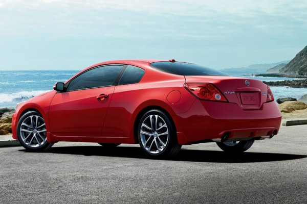 За да прибави малко сексапил към масовия си седан, Nissan създаде и купе версия за четвъртото поколение. По-мощните версии ползваха 3.5-литров V6 двигател. Но по това време двете врати вече се смятаха за недостатък и купе-вариантът не оцеля при петата генерация.