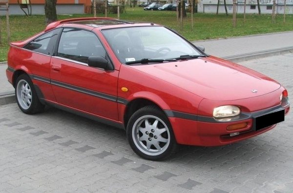 Това бе комбинация от платформата и задвижването на Sentra SE-R (140 коня) и странен на вид дизайн. Колата бе необичайно малка като за щатския пазар, но доста пъргава. Това обаче не й помогна.  

