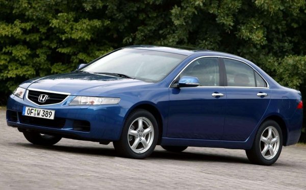 От няколко години Honda Accord вече не се продава в Европа и това е нещо, от което японците би трябвало да се срамуват, особено ако погледнете седмото поколение на модела. Той беше на пазара по същото време, когато и споменатият вече Ford Mondeo. И както при него, Accord също предлага гладки повърхности и ръбати светлини.