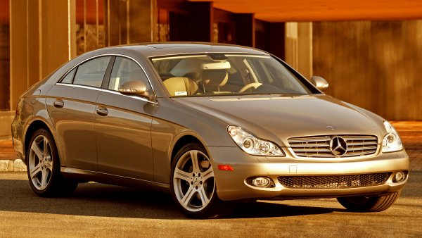 Настоящият дизайн на Mercedes е доста приятен, но изглежда някак си произволен, тоест не е насочен в едва посока. През 2004 година това е различно, а компанията прави опит да влезе в напълно нов сегмент с CLS. Фаровете от първото поколение на модела може да изглеждат странно за някой, но останалата част от седана излъчва вечна елегантност. Това важи и за интериора. 