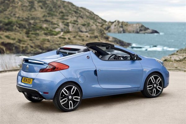 Един от най-любопитните двуместни кабриолети от последно време е дело на Renault, като той се различаваща по необичайния си дизайн и нестандартната конструкция на покрива. За да може да се прибере, той първо трябваше да бъде откачен от предната стойка. Wind се прпедлагаше само с два бензинови двигател - 1,6-литров атмосферен със 113 к.с. и 1,0-литров TCe със 130 к.с.
