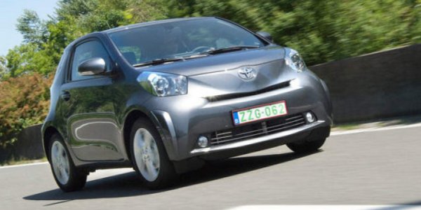 Това е алтернативата, която Toyota предложи на Smart fortwo. IQ беше по-голям от германския автомобил, но това се отрази на практичността му, тъй като по-трудно се намираше място за паркиране. В замяна той разполага с 4 места при дължина от само 3 метра, което означава загуба на целия багажник. В крайна сметка и този експеримент се оказа неуспешен.
