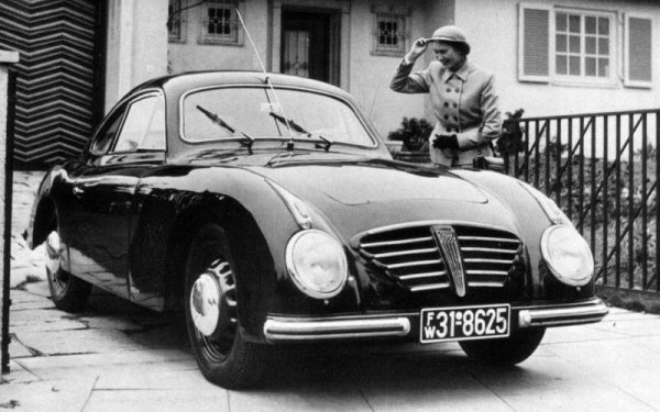 Вероятно не сте чували за Goliath, която беше част от империята Borgward. Този малък автомобилен производител обаче влиза в историята с това, че направи първата серийна кола с механично впръскване на горивото - GP200 Sport от 1952 година.