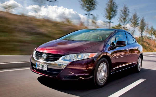 Автомобилите с водородни горивни клетки тепърва ще излитат, но Honda направи своя FCX Clarity още през 2008 година. Това беше първия напълно водороден модел (при BMW се използва и двигател с вътрешно горене), като от него са произведени 200 бройки, предвидени за даване под наем в САЩ.