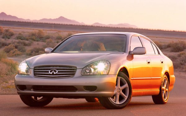 В днешно време приемаме гласовото управление за даденост, но то излезе едва през 2002 година, когато луксозната марка на Nissan го постави на своя Q45 (на снимката). Друга новаторска технология, която може да превърне Infiniti в още по-сериозен играч, е променливо съотношение на компресия. То подобрява значително икономията на гориво. Първият автомобил, получил тази технология, беше 2017 Infiniti QX50.