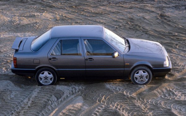 В наши дни Lancia е на ръба и всеки момент може да бъде закрита, но имаше времена, когато тя беше невероятно иновативна компанията. Именно тя представи първа монококова конструкция и хидравлични амортисьори на своята Lambda от 1924 година, докато през 1939 година Ardea получи първата четиристепенна скоростна кутия. Девет години след това Ardea, отново преди всички останали, беше оборудван с петстепенна ръчна скоростна кутия.

Lancia Aurelia от 1950 година е и първата кола с V6 двигател. Когато Lancia Thema 8.32 с двигател V8 (на снимката) се появи в продажба през 1986 година, той донесе нова иновация със себе си - електрически регулируем спойлер на багажника.