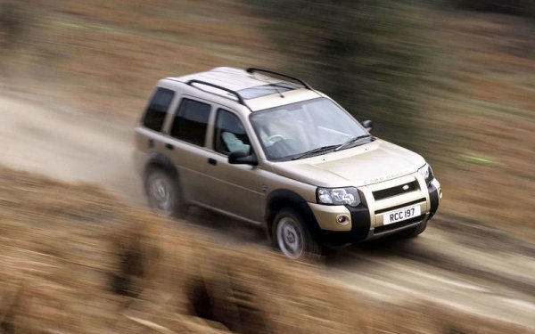 Германската фирма Bosch разработи системата за контрол на спускането по хълма, но Land Rover беше първият производител, който я монтира на сериен автомобил. Това е Freelander от 1997 година.