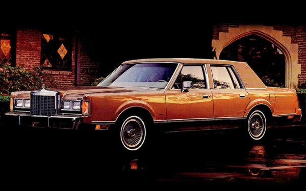 Американската марка монтира запалка за пури в автомобила още през 1920 година, като тази функция гарантира, че в крайна сметка всички автомобили ще получат много полезното вътрешно захранване. През 1986 година Town Car (на снимката) е първият автомобил със CD-плейър, а през 2000 година Lincoln сложи на своя SUV - Navigator, охлаждащи се седалки.