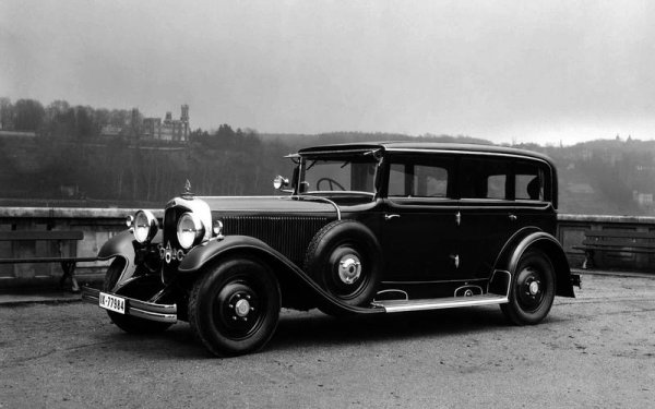 Сега Maybach е част от империята на Mercedes-Benz, но когато марката стартира в ранните години на 20-ти век, тя е самостоятелна. Фокусирайки се върху ултралуксозните автомобили, тя първа предлага 8-степенна автоматична скоростна кутия. Това става през 1931 година на лимузината DS8. Две години преди това Maybach пуска първия автомобил с V12 двигател (на снимката).