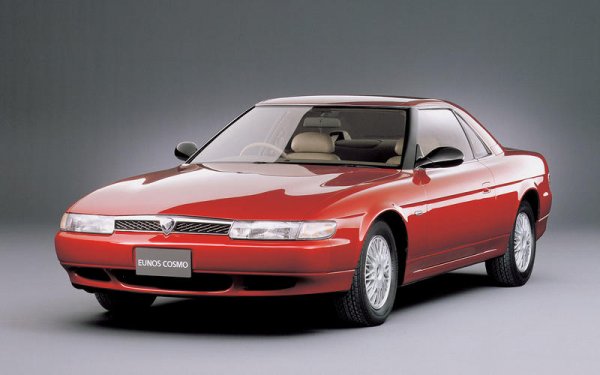 Както вече стана ясно, Honda е първата компанията, която предлага навигация в автомобила, но Mazda издига нещата на по-високо ниво. През 1990 година японската компанията предлага сателитно контролирана навигация в Eunos Cosmo. Същият този модел, но от 1982 година, е пионер, тъй като става първата кола в света, оборудвана с турбокомпресор.