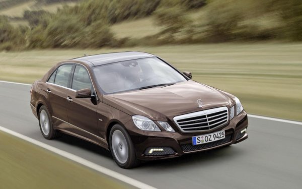S-Class (W221) от 2006 година е първият автомобил със система за автономно аварийно спиране, която обаче при него работи с ограничение от 40% от спирачния капацитет. През 2009 година при E-Class (W212 - на снимката) аварийната спирачна система вече работи на 100%.