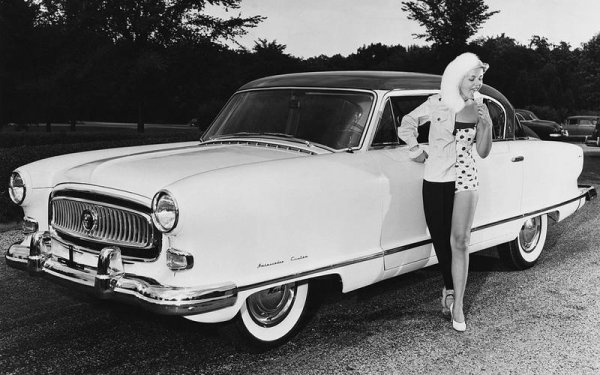 Американската Nash е първата компания, която предлага предни предпазни колани, като това стана факт през 1950 година на модела Ambassador. Те обаче бяха допълнителна екстра, докато Saab първи ги включи в стандартното оборудване.