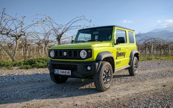 Не е задължително автомобилът на рама да е някакво гигантско чудовище. Симпатичното Jimny вече четири поколения, от 1970 до днес, разчита на конструкция със стълбовидна рама, и в същото време предлага завидно компактни размери - текущата генерация е дълга между 3.55 и 3.65 метра, в зависимост от типа на броните. Тъкмо това прави от японското автомобилче толкова способен офроудър. 
