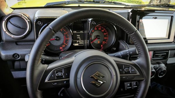 Четвъртото Jimny се предлага само с един двигател - атмосферен бензинов 1.5.
Интересът в начабото бе огромен и на повечето пазари, включително и България, за колата се чакаше над година. После обаче новите екостандарти заклеймиха иначе икономичния атмосферен 1.5, и се наложи Suzuki да използва вратичка, за да остане с модела в Европа - като го продава единствено като двуместна лекотоварна версия. А и това едва ли ще продължи още дълго, уви. 