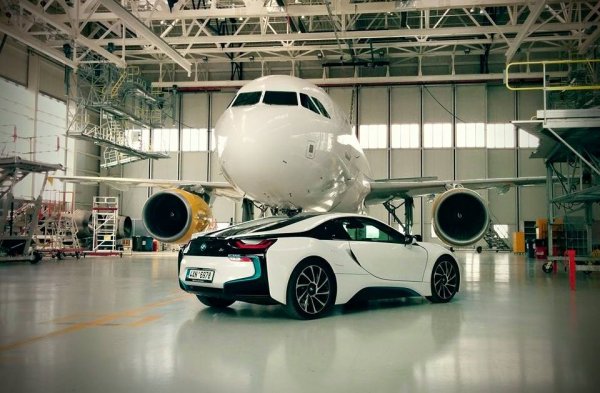 Когато чуем "рама", обикновено си представяме някое кораво, тромаво чудовище с 4х4. Но всъщност версия на този тип конструкция ползва и един от най-футуристичните спортни автомобили на пазара - BMW i8.
Ефектният на вид баварски хибрид ускорява от 0 до 100 км/ч за едва 4.4 секунди, колкото Lamborghini Gallardo, и неведнъж сме имали удоволствието лично да се убедим в пътното му поведение. 
През 2023 i8 вече не се произвежда, но все още има отделни бройки при дилъри, които се продават на доста по-високи от официалните цени. 
