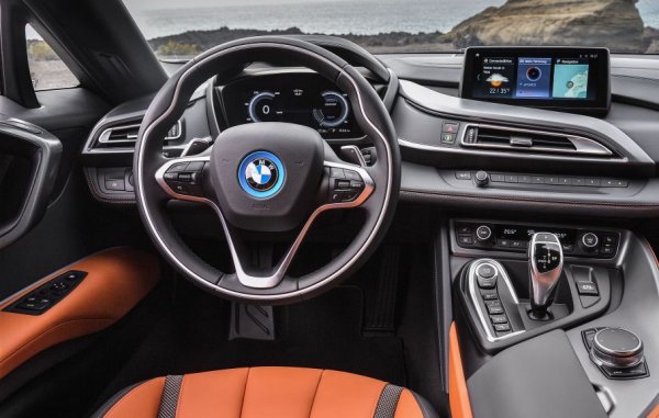 Това се дължи именно на оригиналната конструкция с носеща рама, в която са вградени батериите. Тя обаче не е от стомана, както при повечето други модели в нашата подборка, а от специална алуминиева сплав. Купето върху нея пък е изградено от въглероден композит, така че компенсира тежестта на батериите и електромотора. 
