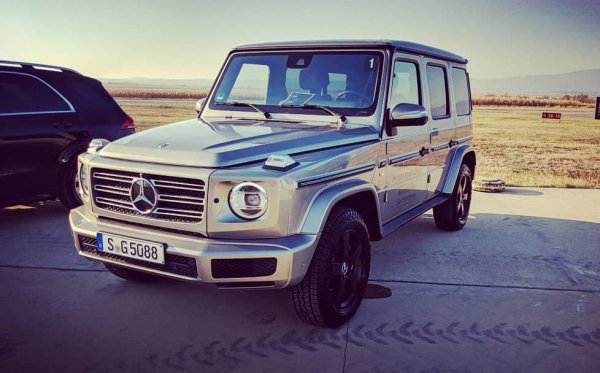 Докато в Щутгарт работеха по дългоочакваната нова генерация на G-класата, пълзяха упорити слухове, че инженерите можело да прибегнат до самоносеща конструкция като при останалите SUV модели на Mercedes. Но автомобилът остана верен на армейските си корени и все така стъпва върху рама. 
