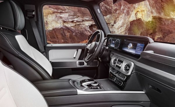 Германските инженери са прибегнали до всевъзможни хитрости, за да осигурят по-комфортно возене, но G-класата си остава люлееща се в завоите и доста шумна на магистрала. Но пък извън пътя няма какво да я спре. Особено с V8 и 416 конски сили под капака.
