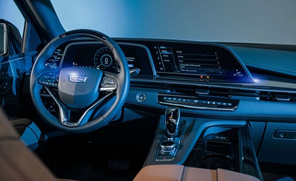 В сегмента на луксозните SUV европейските конкуренти открай време залагат на самоносещата конструкция. Но дори и следващото поколение на Escalade, което ще се появи в продажба тази есен, си остава на рама, и това едва ли скоро ще се промени. Изборът пред купувачите си остава между 3-литров дизел с 277 коня и 6.2-литров V8 с 420. Новата генерация ще дойде и с изцяло дигитални прибори и огледала. 

