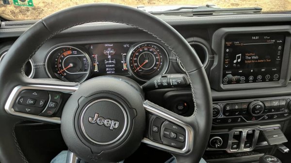 Днешният Wrangler е доста по-софистициран, разбира се - с модерна информационна система, доста удобства и дори мека хибридна система като опция. Но отдолу си остава добрата стара рама, която позволява да атакувате всякакъв терен без притеснения. 
Още веднъж обаче през 2022 в схемата се набъркаха евростандартите: в Европа Wrangler вече се предлага единствено като плъг-ин хибрид, което драстично наду цената. 
