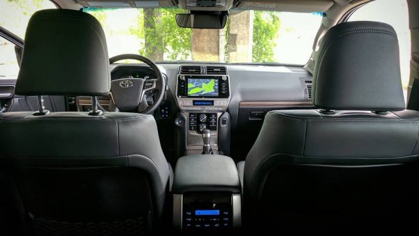 На американския и някои други пазари (примерно Русия) можете да си вземете Land Cruiser с по-лъскава решетка и малко по-благородна емблема, на която пише Lexus LX. Технологична разлика между двата автомобила на практика няма. 
