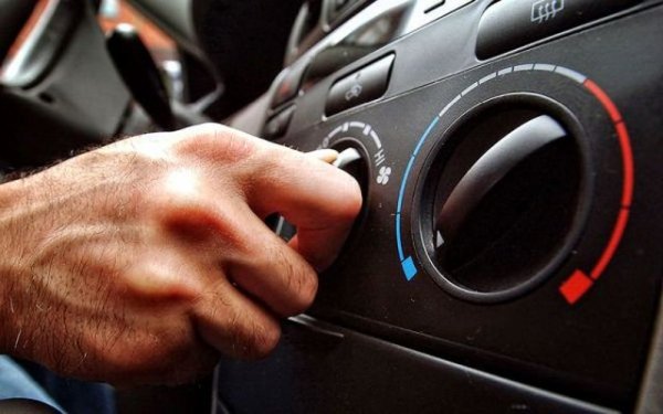 Най-простият вариант е да се изсуши въздухът. За целта се използва климатикът, който бързо прави точно това. Може да се промени циркулацията на въздуха в салона, като се насочат дефлекторите към стъклото, което ще увеличи скоростта на процеса. Задължително трябва да се следи за състоянието на филтъра в купето &ndash; ако той е задръстен или влажен, трябва веднага да бъде сменен. Иначе стъклата ще продължат да се запотяват.
