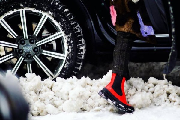 През есента и зимата в колата често попада вода или сняг, които при изпаряването си в следствие на покачването на температурата се превръщат в конденз върху стъклата. Така че задължително трябва да се премахва влагата от салона. Изтръсквайте си краката от снега, преди да седнете в колата, а също така редовно почиствайте стелките.
