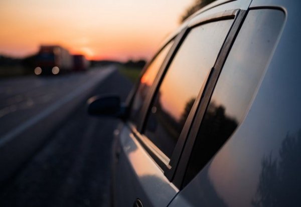 Впрочем, влагата може да проникне в автомобила и заради лошо закрепени уплътнения на влатите, така че проверете и тяхно състояние. Най-важното е вътрешното пространство да бъде сухо и така да се намали риска от запотяване.
